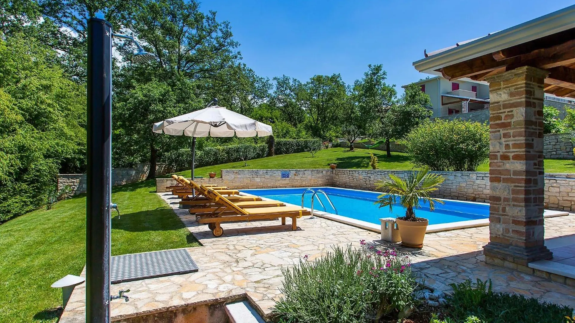 Villa In Monti Ana With Pool Near Mirna River  Montižana