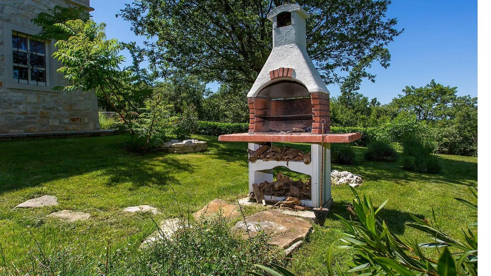 Villa In Monti Ana With Pool Near Mirna River  Montižana